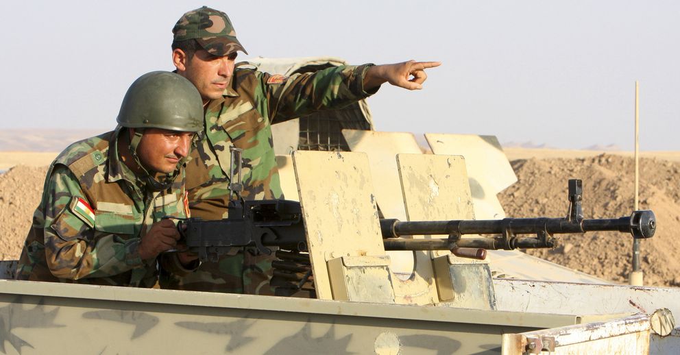Dos soldados kurdos durante una ofensiva contra el EI. (Reuters)