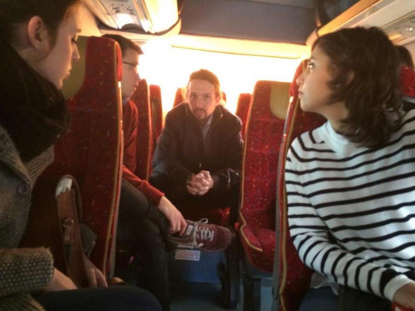 Pablo y Dina en un autobús (Twitter)