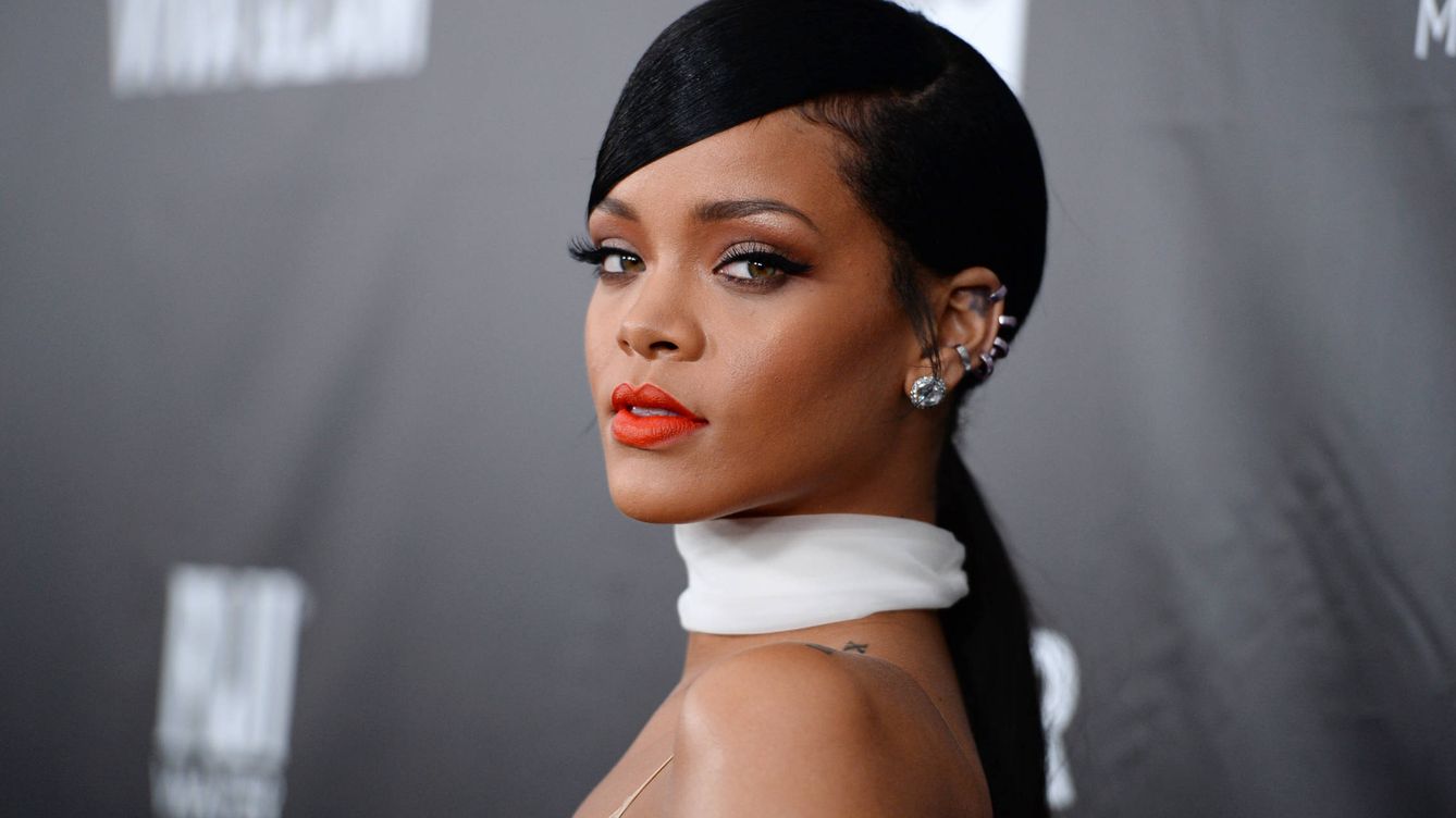 Foto: Rihanna ahora con su 'capita' de maquillaje