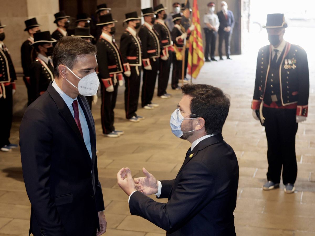 Foto: El presidente de la Generalitat, Pere Aragonès, recibe al presidente del Gobierno, Pedro Sánchez. (EFE)