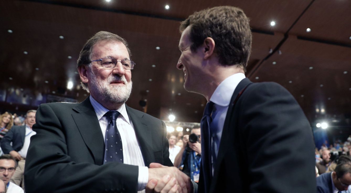 Pablo Casado (d), saluda al expresidente del Gobierno, Mariano Rajoy (i) en el Congreso del 21 de julio. (EFE)