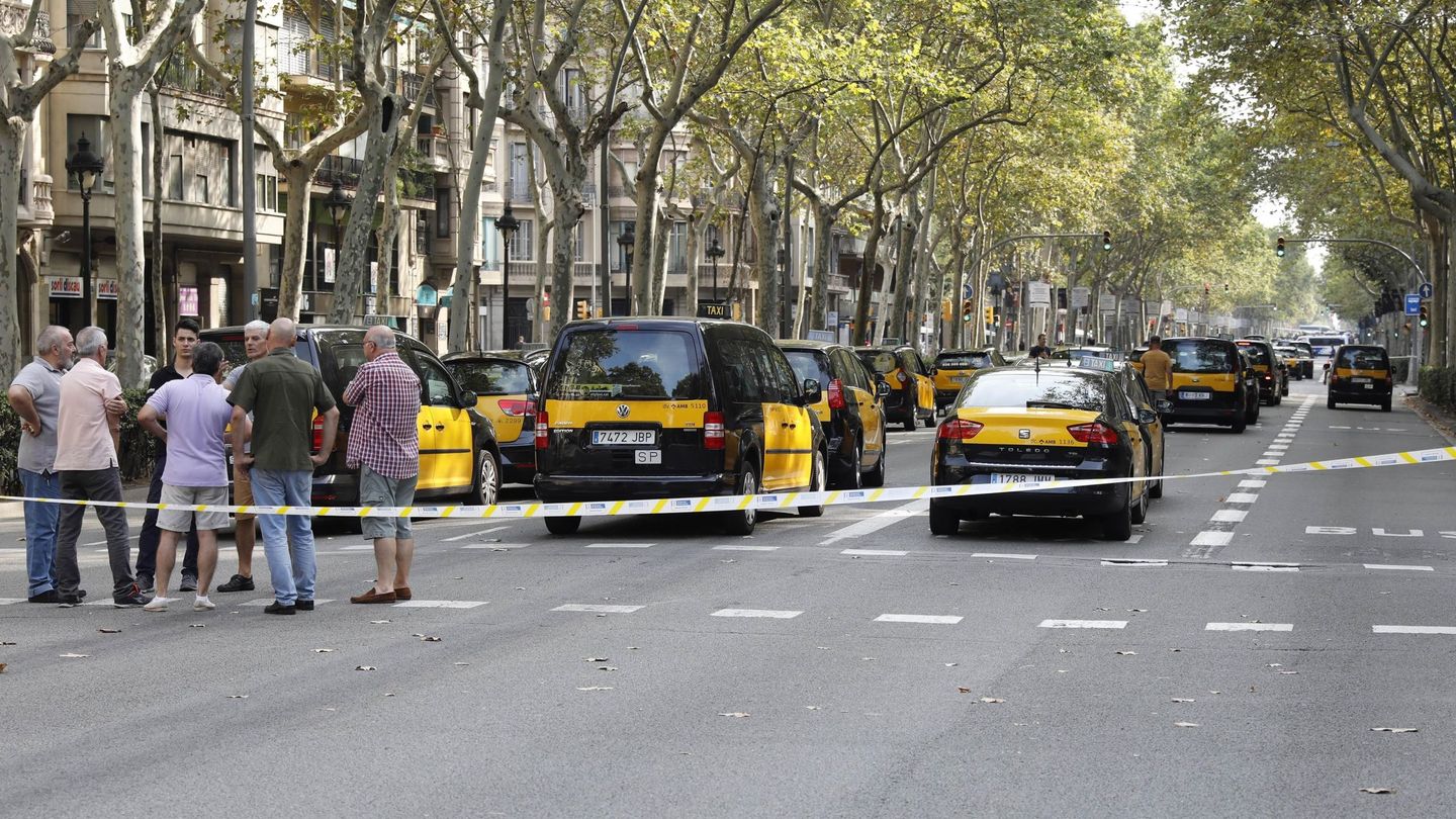 Diversos taxis ocupan la Gran Vía de les Corts Catalanes de Barcelona durante la huelga indefinida. (EFE)  