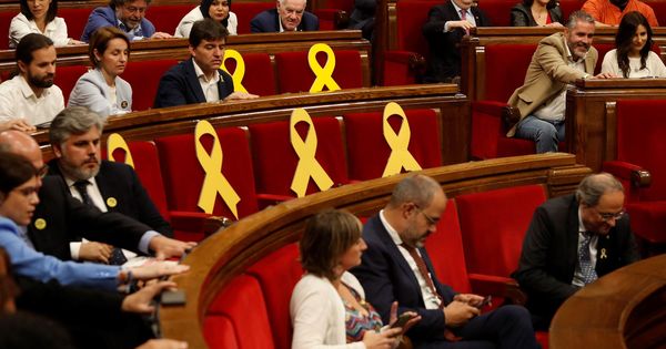 Foto: El presidente de la Generalitat, Quim Torra (d), y el resto de diputados, en el momento de la votación en el pleno del Parlament de Cataluña de la propuesta de designación de Miquel Iceta como senador. (EFE)