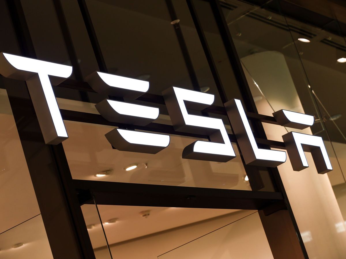 Foto: Logo de Tesla en Berlín (Reuters)