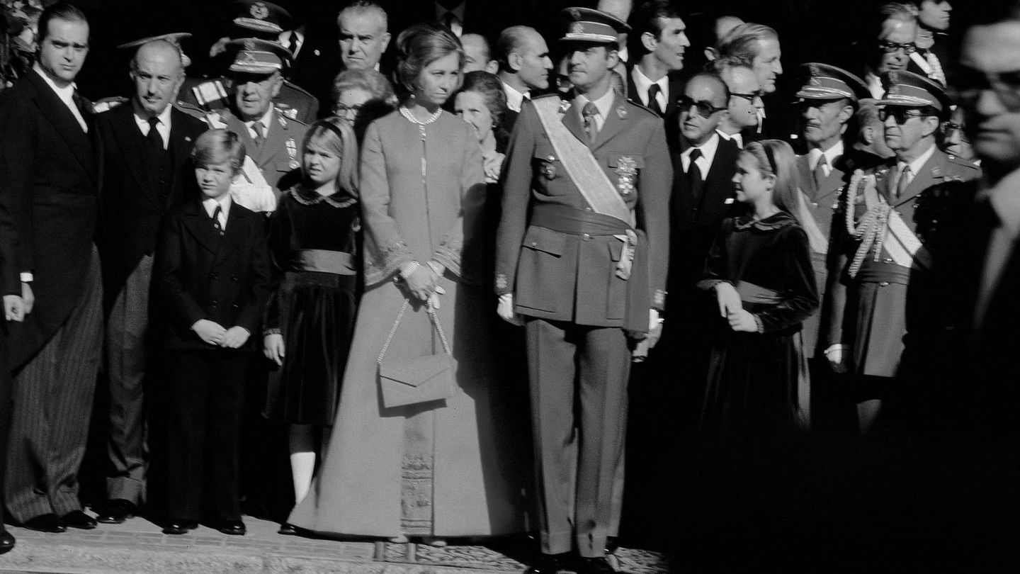 El rey Juan Carlos, junto a su familia el día de su proclamación. (Cordon Press)