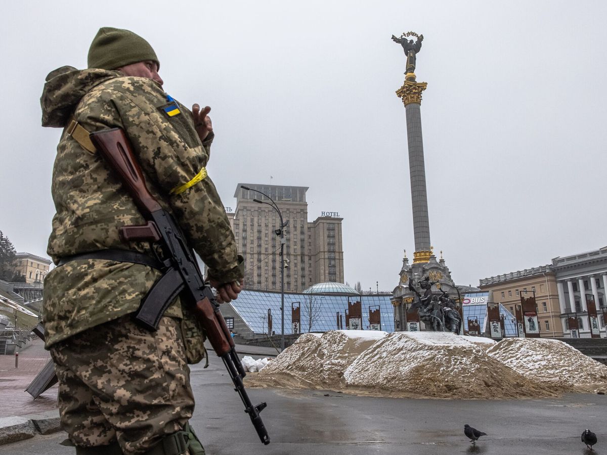 Foto: Un militar ucraniano monta guardia en la plaza de la Independencia, en Kiev. (EFE/EPA/Roman Polipey) 