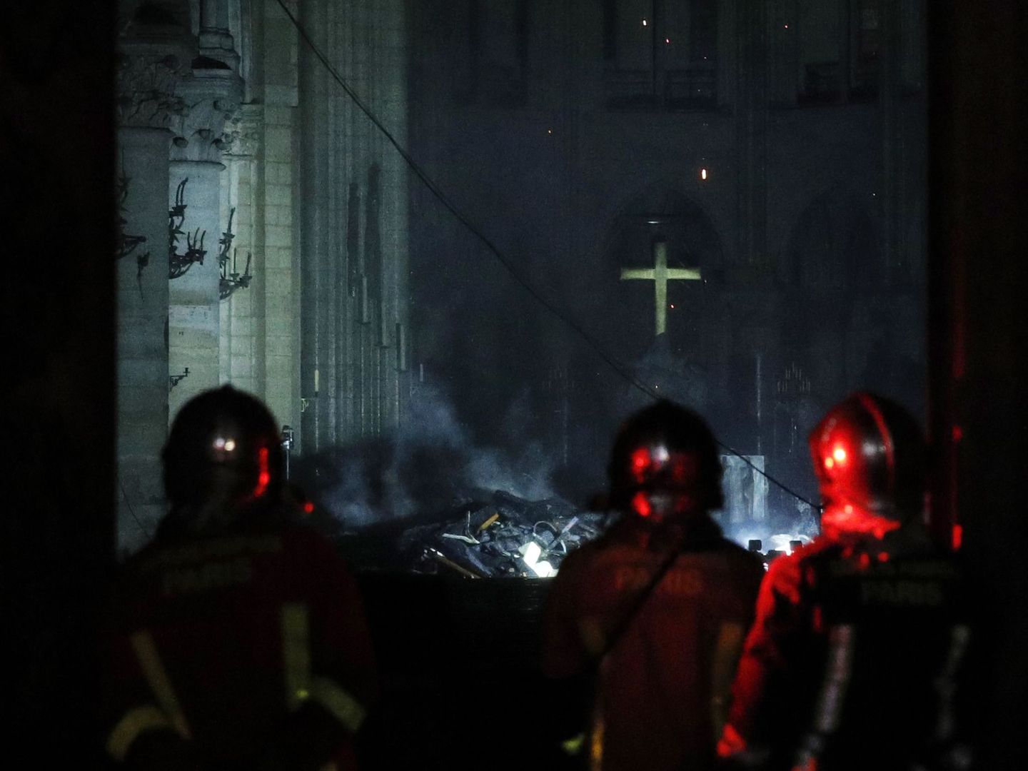 Momento en el que los bomberos franceses entran a Notre Dame