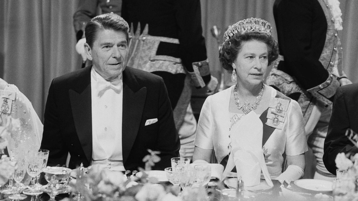 La reina Isabel y Ronald Reagan, en 1982. (Getty)