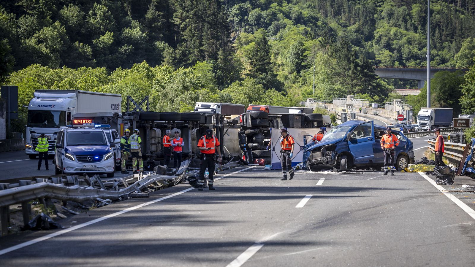 Mueren cinco agentes de la Policía Foral de Navarra en un accidente en Elgoibar (Gipuzkoa) al chocar su furgoneta con un camión