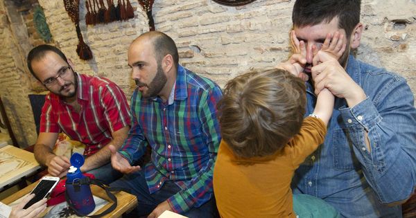 Foto: Un documental visibiliza la gestación subrogada en España. (EFE)
