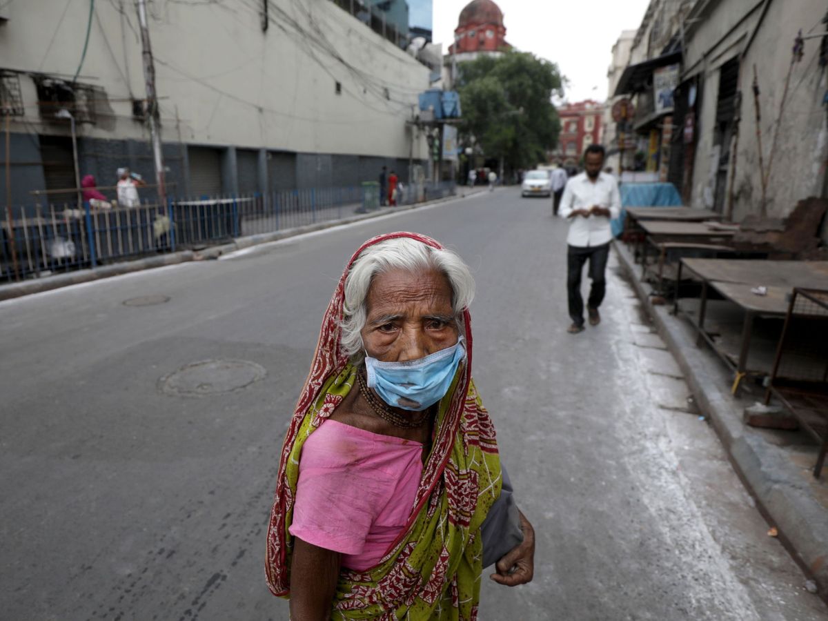 Foto: Una anciana con mascarilla en India. (EFE)
