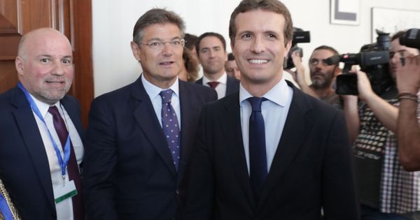 Foto: El presidente del PP, Pablo Casado (d), junto a Rafael Catalá (c). (EFE)