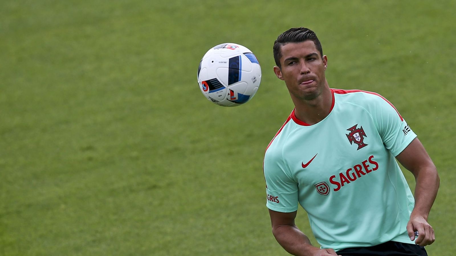 Foto: Cristiano Ronaldo, en un entrenamiento con Portugal. (EFE)
