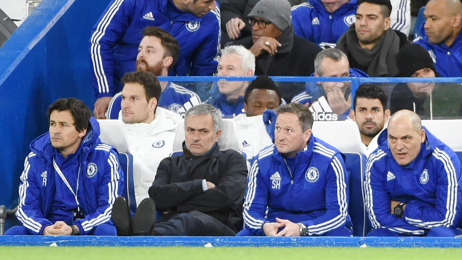Foto: Mourinho, con gesto enfadado durante el Chelsea-Bournemouth (EFE)