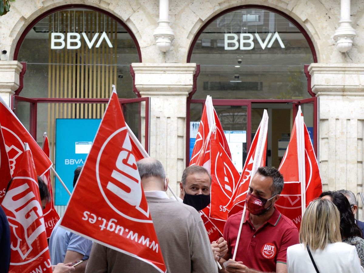Foto: Manifestación frente a una sucursal de BBVA. (EFE)