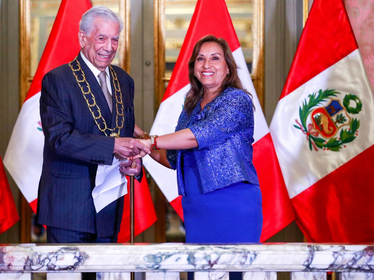 Foto: Mario Vargas Llosa recibe el Gran Collar de la Orden del Sol de Perú. (Reuters)