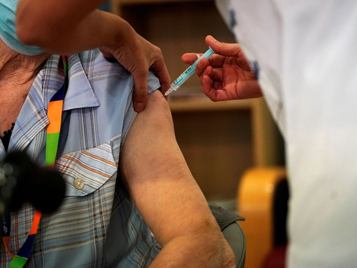 Foto: Hermelina Hernández, una residente en Madrid, recibe la vacuna. (Reuters)