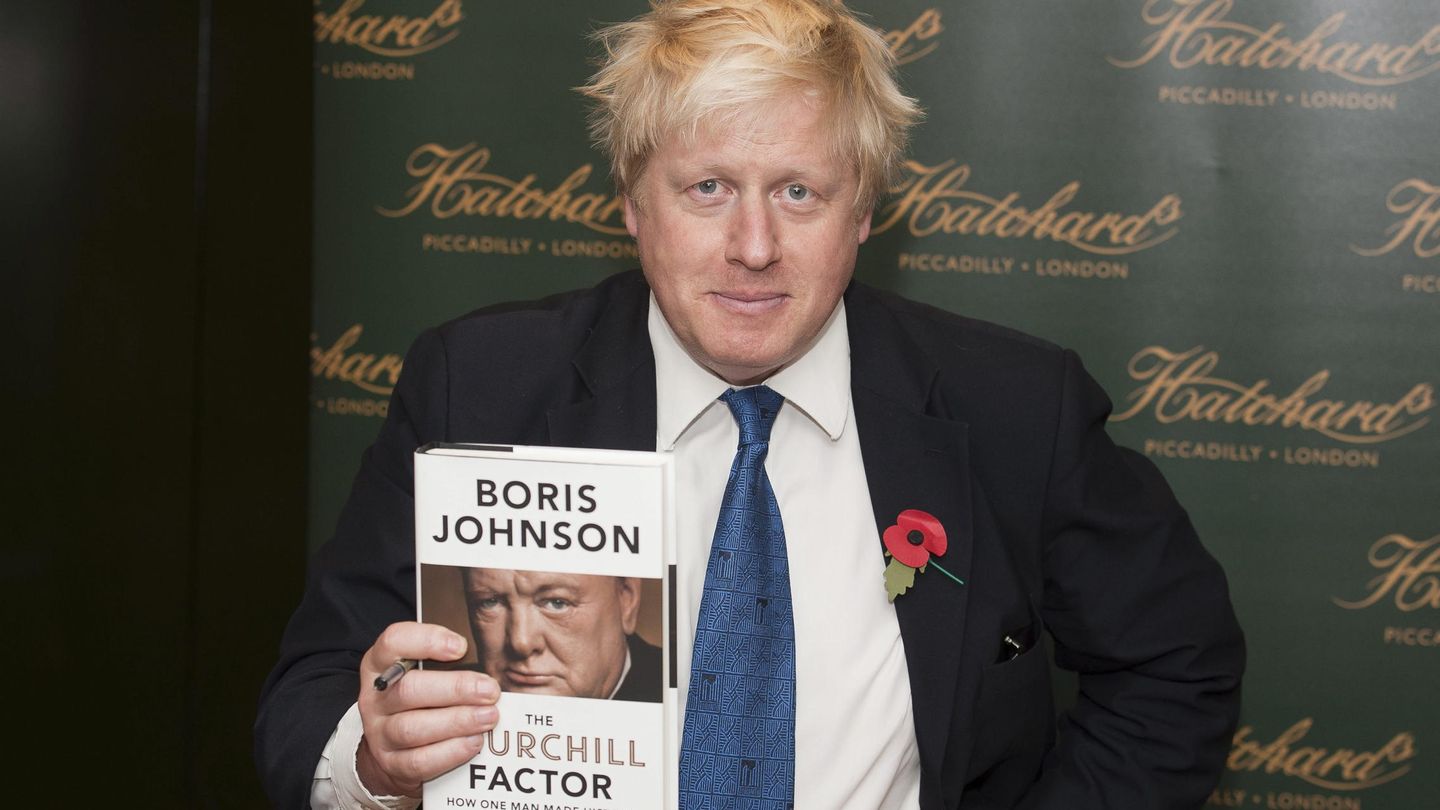 Boris Johnson firma copias de su libro 'El factor Churchill' durante su presentación. (EFE)