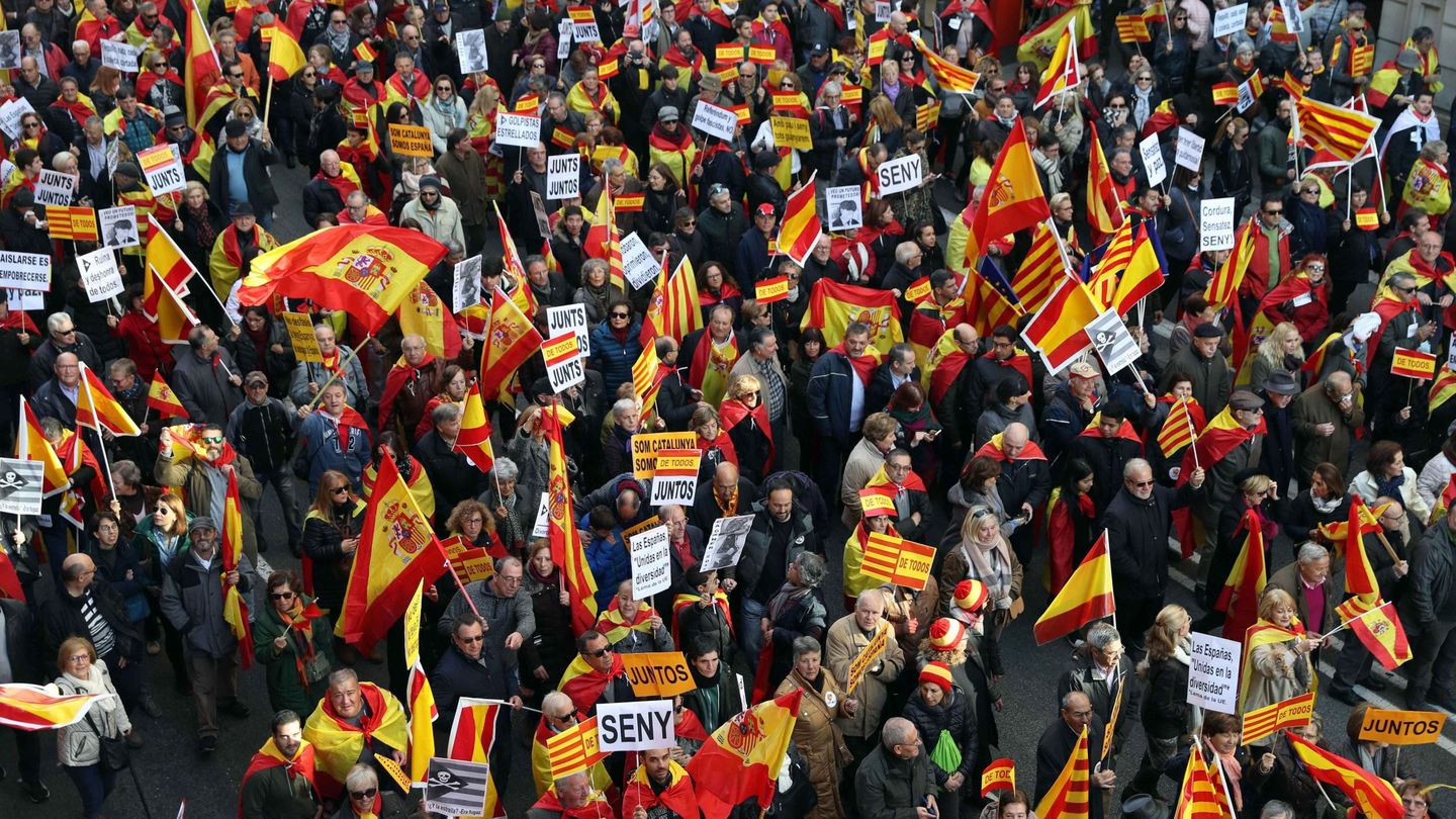 Unas 12.000 personas, según la Guardia Urbana, se han manifestado hoy en el centro de Barcelona. (EFE)