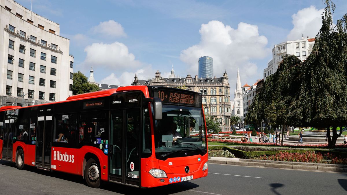 Ya están en la calle los coches de Bilbao que multan a quienes aparcan en el carril bus y las paradas