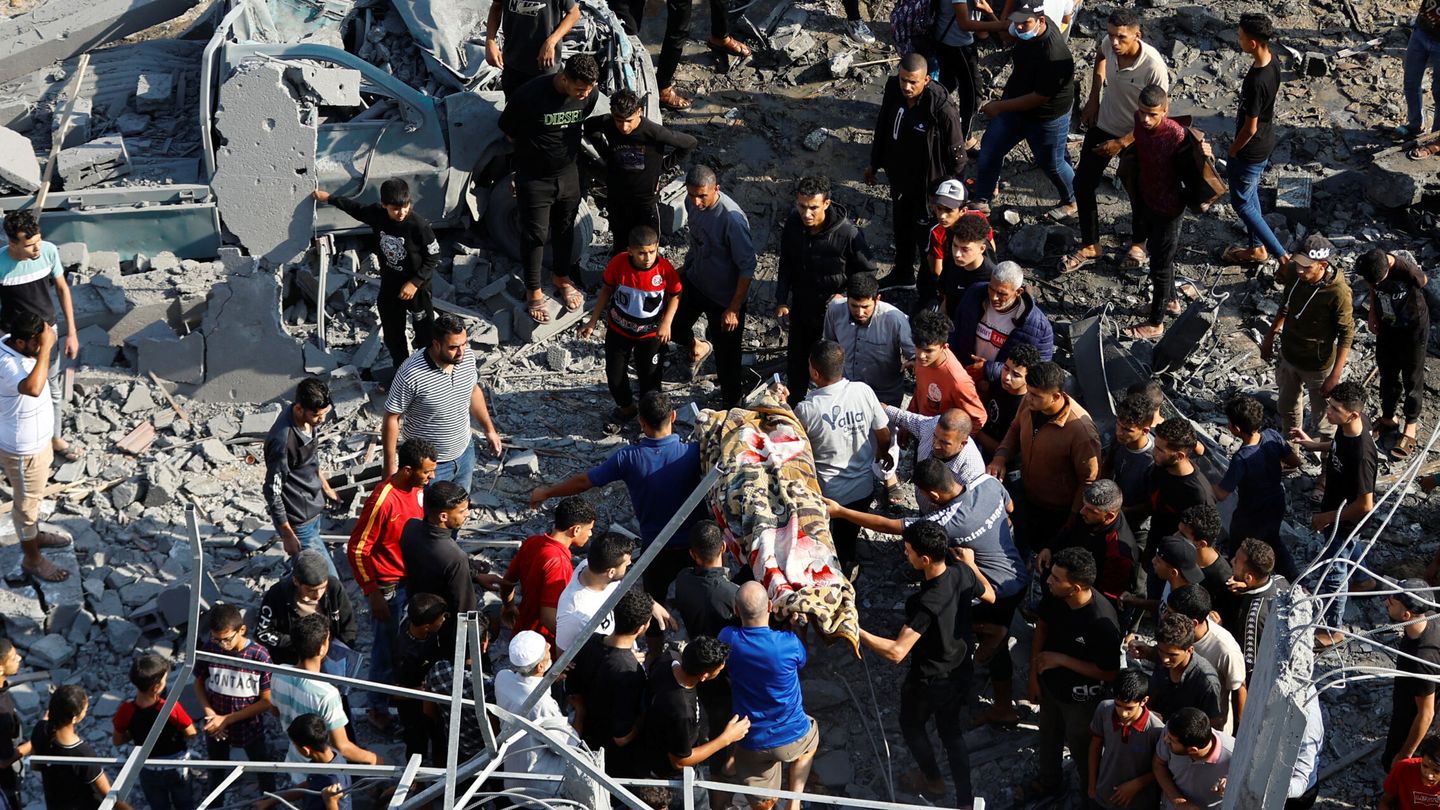 Palestinos realizan trabajos de rescate tras ataques israelíes en Khan Younis, en el sur de la Franja de Gaza. (Reuters/Ibraheem Abu Mustafa)