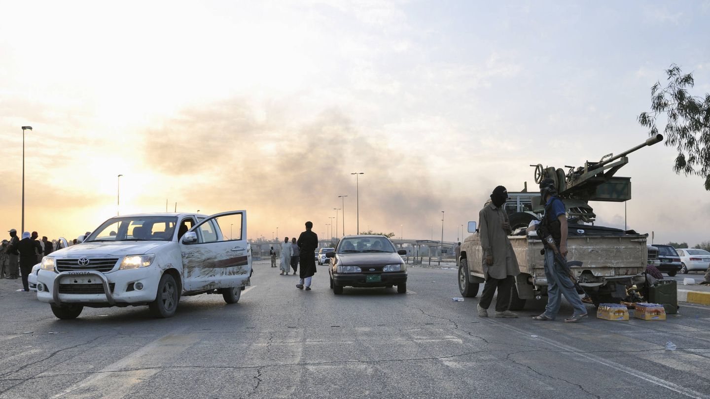 Milicianos del Estado Islámico en un checkpoint tras haber tomado la ciudad de Mosul, en junio de 2014. (Reuters)