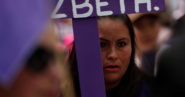 Foto: Una familiar de una desaparecida participa en una marcha por la Eliminación de la Violencia contra las Mujeres en México, el 3 de noviembre de 2018. (Reuters)