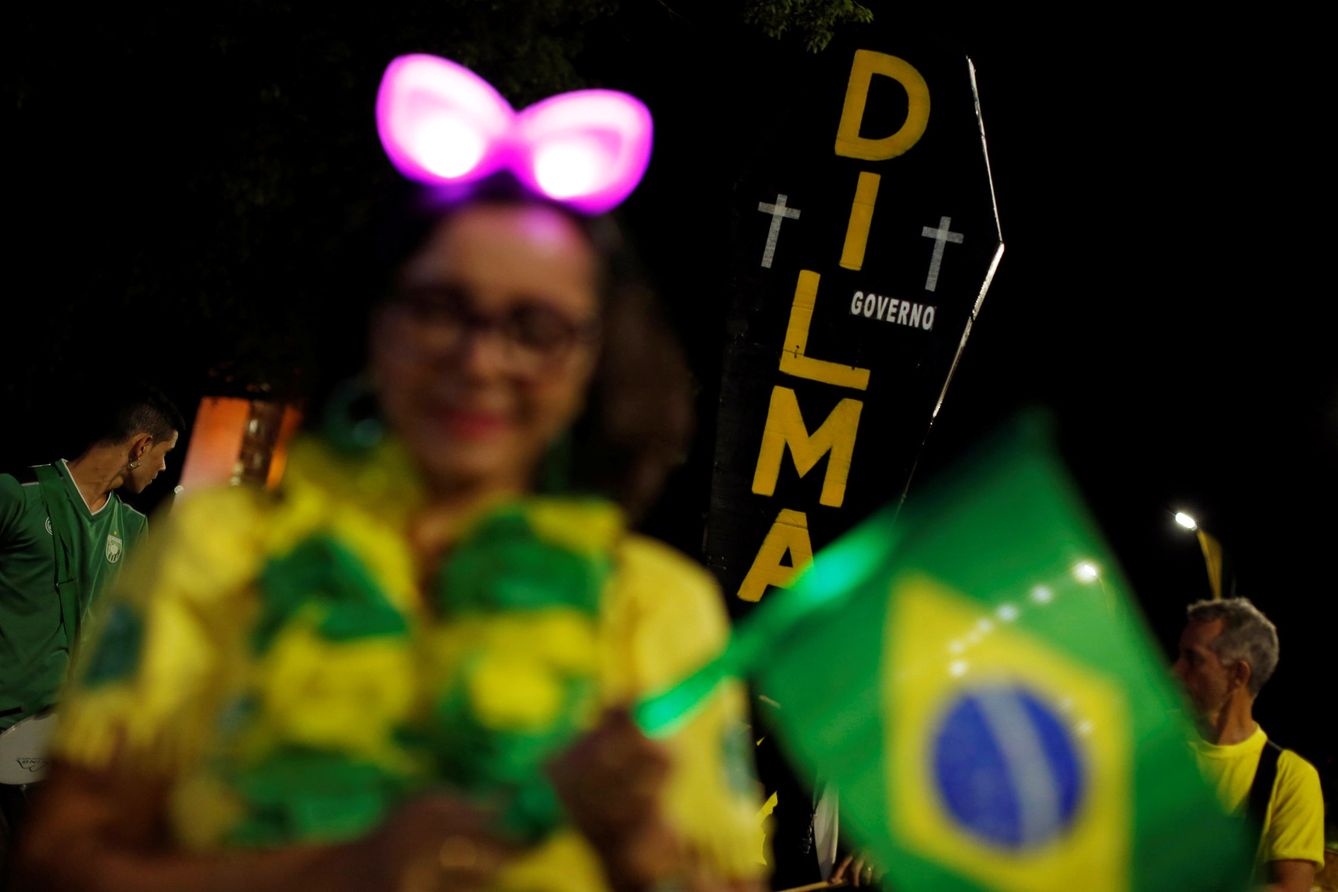 Foto: Manifestantes a favor del 'impeachment' contra Rousseff protestan ante el Congreso Nacional, en Brasilia, el 30 de agosto de 2016. (Reuters)