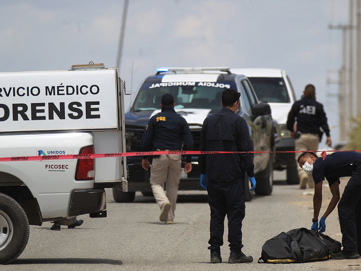 Foto: Peritos forenses trabajan en una zona en la que se cometió un crimen en México. (EFE/Luis Torres)