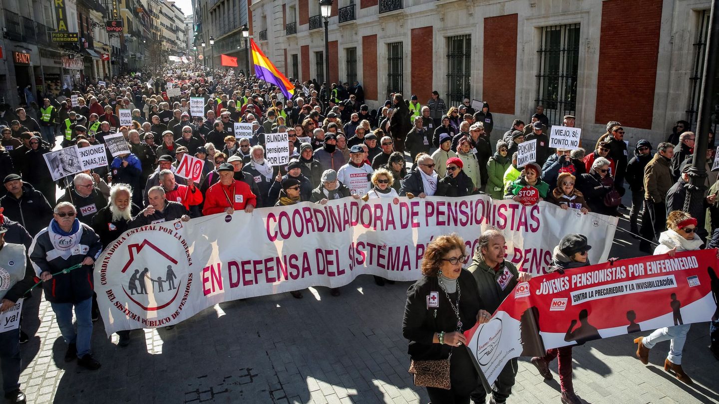 Manifestación para protestar contra los recortes en pensiones y por la defensa del sistema en Madrid. (EFE)