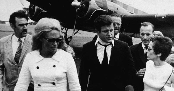 Foto: Los reporteros acechan al senador estadounidense Edward Kennedy tras el escándalo