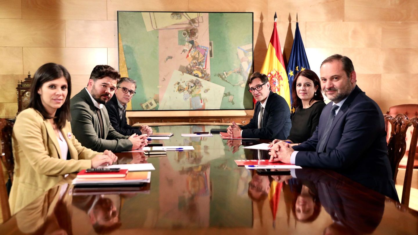 Fotografía facilitada por el PSOE de la reunión entre PSOE y ERC para facilitar la investidura del líder socialista. (EFE)