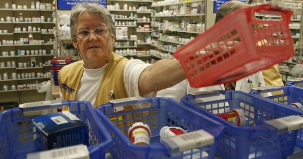 Foto: Una farmacéutica organiza unos medicamentos en un establecimiento en Leesburg, Florida, en 2006. (Reuters)