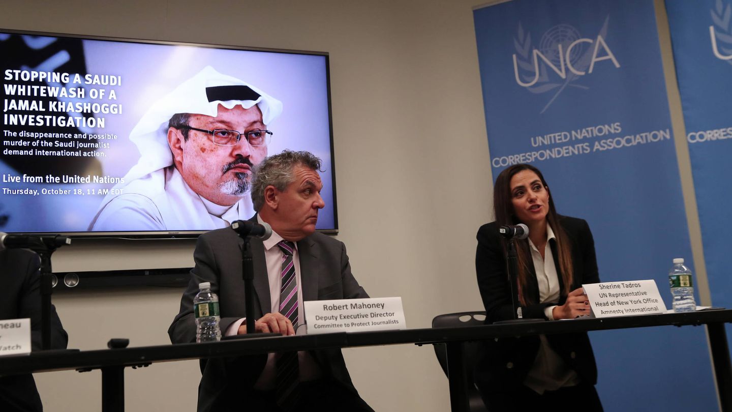 Sherine Tadros, de Amnistía Internacional, y Robert Mahoney, del Comité de Protección a los Periodistas, durante una rueda de prensa. (Reuters)