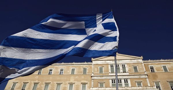 Foto: Un manifestante ondea una bandera griega durante una protesta contra el gobierno en el exterior del Parlamento de Atenas, en Grecia. (EFE)