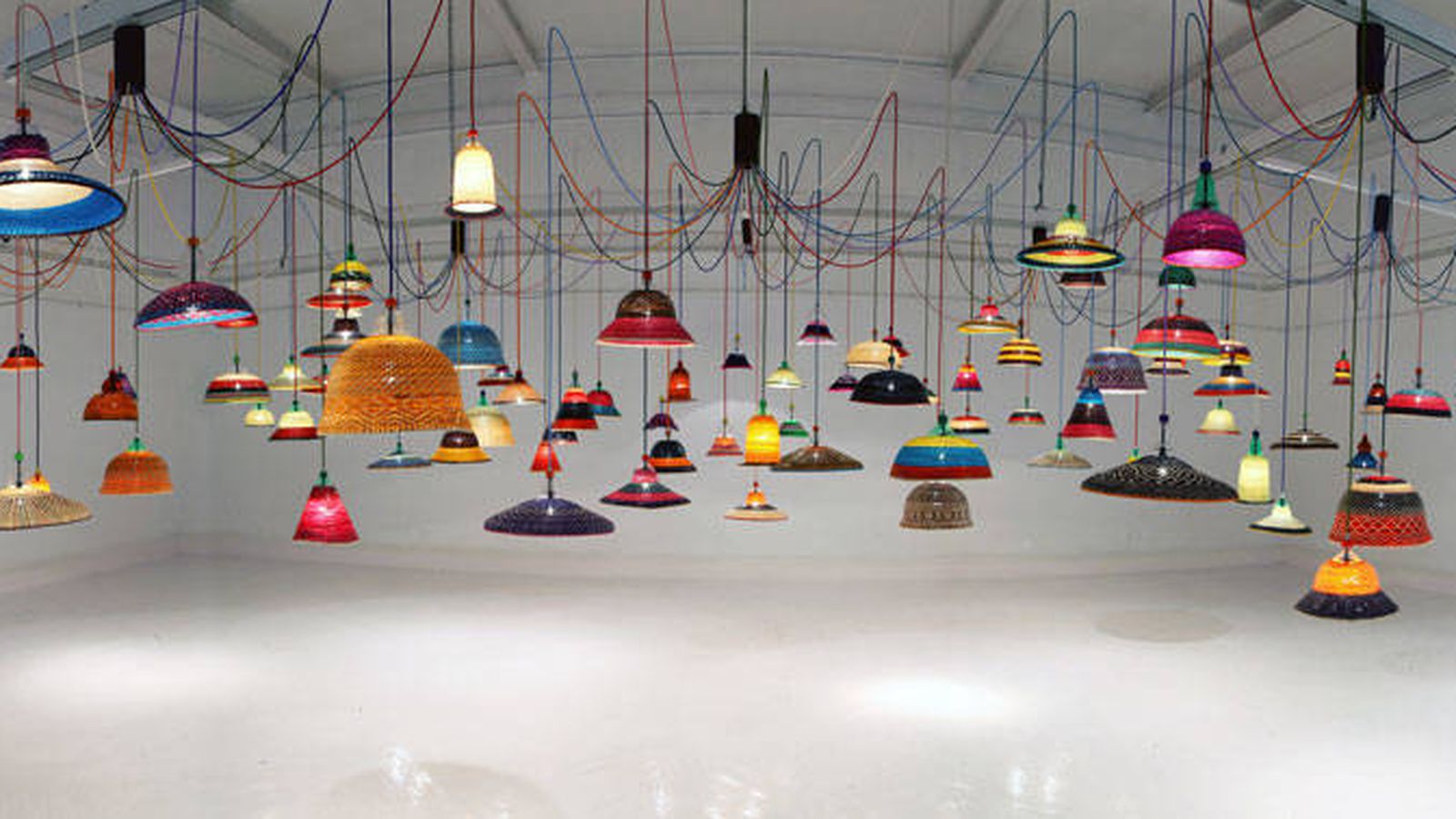 Foto: El estudio del diseñador Álvaro Catalán de Ocón con sus originales lámparas. (Cortesía del artista)