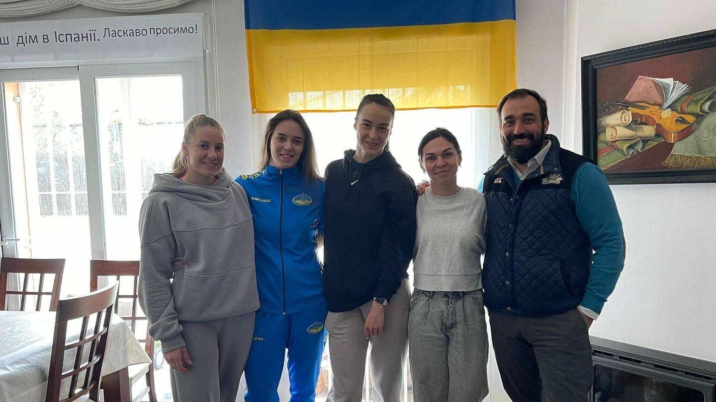 Las internacionales ucranianas Natalia, Oksana y Elisaveta, la secretaria de su federación, Irina, y José Miguel Gorrotxategi. (Cedida)
