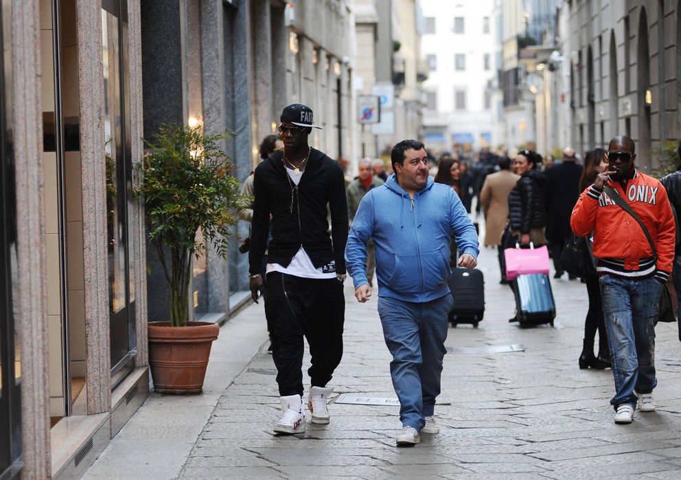 Foto: Mario Balotelli y Mino Raiola paseando por Milán (Cordon Press).
