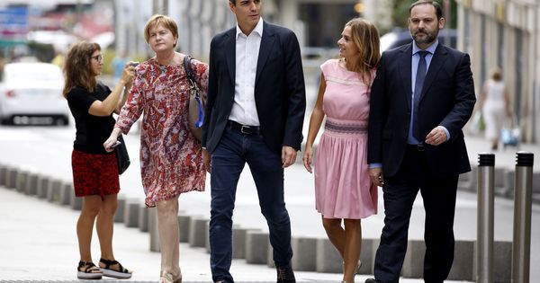 Foto: Isaura Leal, Susana Sumelzo y José Luis Ábalos, miembros de la ejecutiva federal, acompañan a Pedro Sánchez al Congreso el pasado 20 de junio. (EFE)