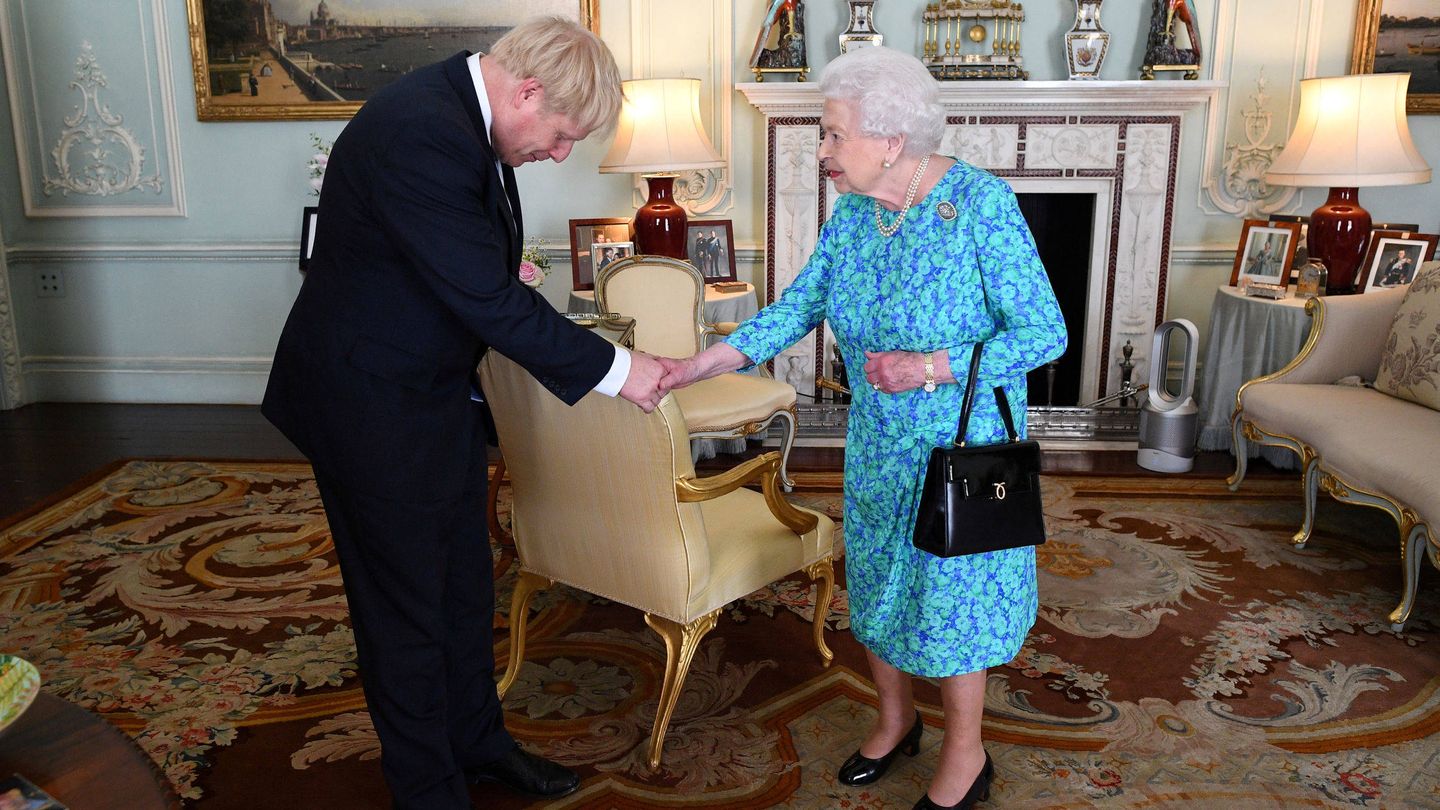 Borsi Johnson saluda a la reina Isabel II, ante quien jura el cargo. (Reuters)