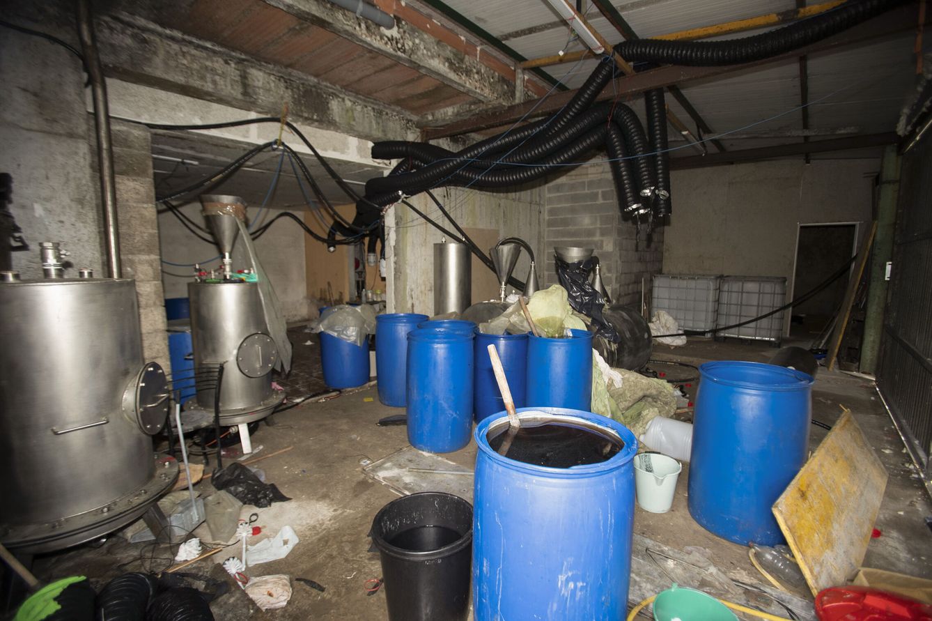 Imagen del interior del laboratorio de cocaína que la Policía Nacional ha localizado y desarticulado en Cerdedo-Cotobade (Pontevedra). (EFE/Salvador Sas)