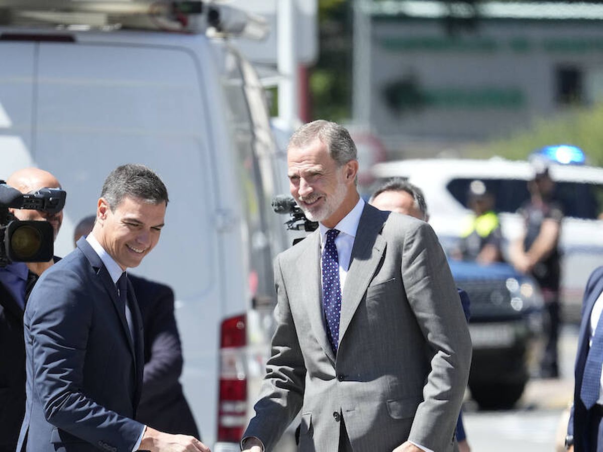 Foto: Felipe VI, junto a Pedro Sánchez a su llegada a Ermua. (LP)