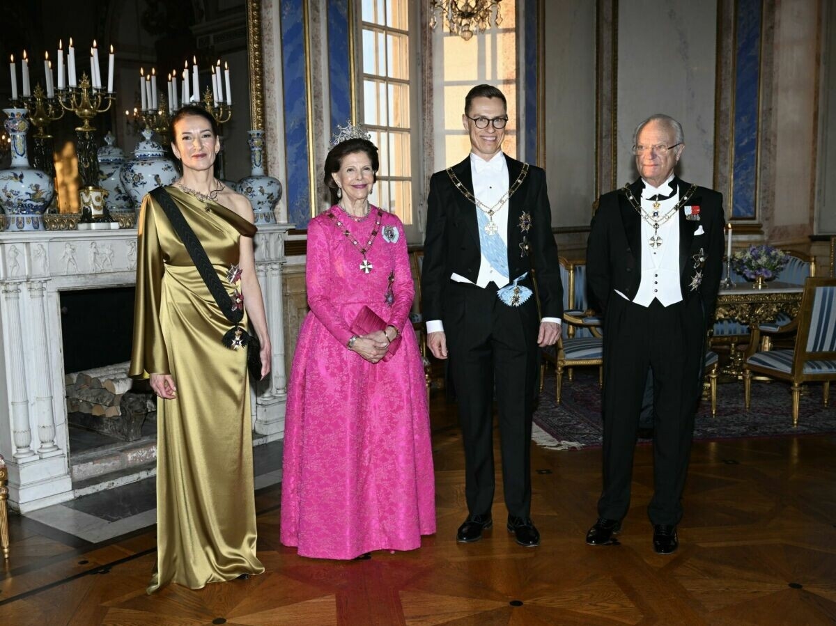 Foto de                                                 Vestidos slow y una tiara modificada: Victoria, Sofía y Silvia de Suecia, de cena de gala                        