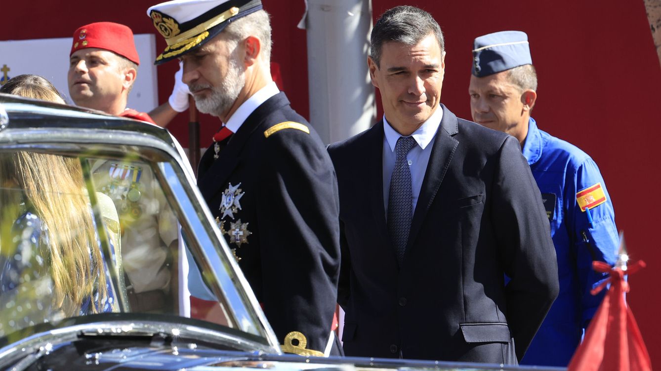 Foto: Pedro Sánchez junto a Felipe VI, en el desfile del 12-O. (EFE/Zipi).