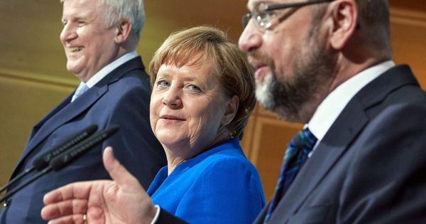 Foto: Angela Merkel (c), su socio conservador bávaro Horst Seehofer (i), y líder socialdemócrata, Martin Schulz (d). (EFE) 