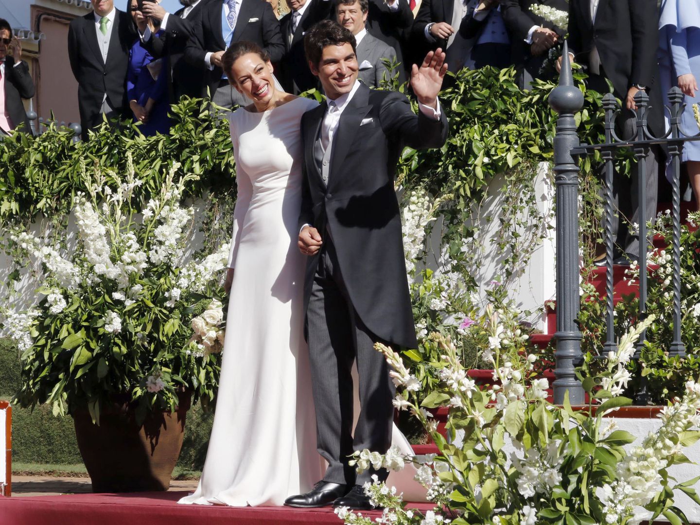 El torero Cayetano Rivera Ordóñez con la presentadora y ex miss Eva González durante el día de su boda en Mairena de Alcor, Sevilla.