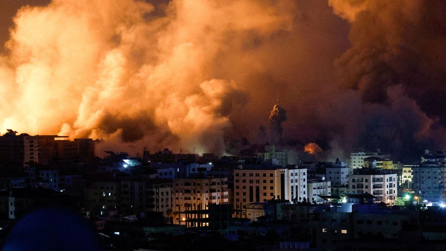 Varios edificios en llamas tras varios ataques sobre la Franja de Gaza. (Reuters)