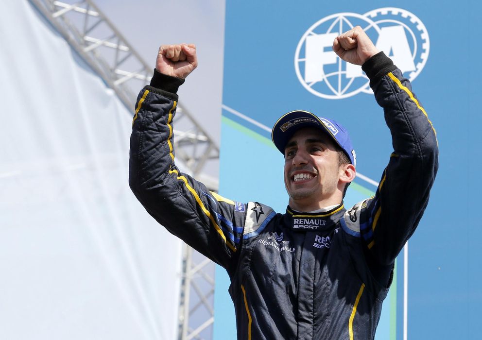 Foto: Sebastien Buemi celebrando su primera victoria en la Fórmula E (REUTERS/Andres Stapff)