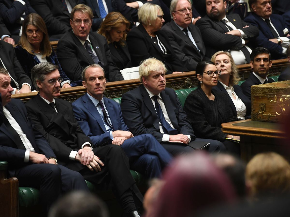 Foto: Boris Johnson, rodeado de posibles candidatos a sustituirle. (Reuters)