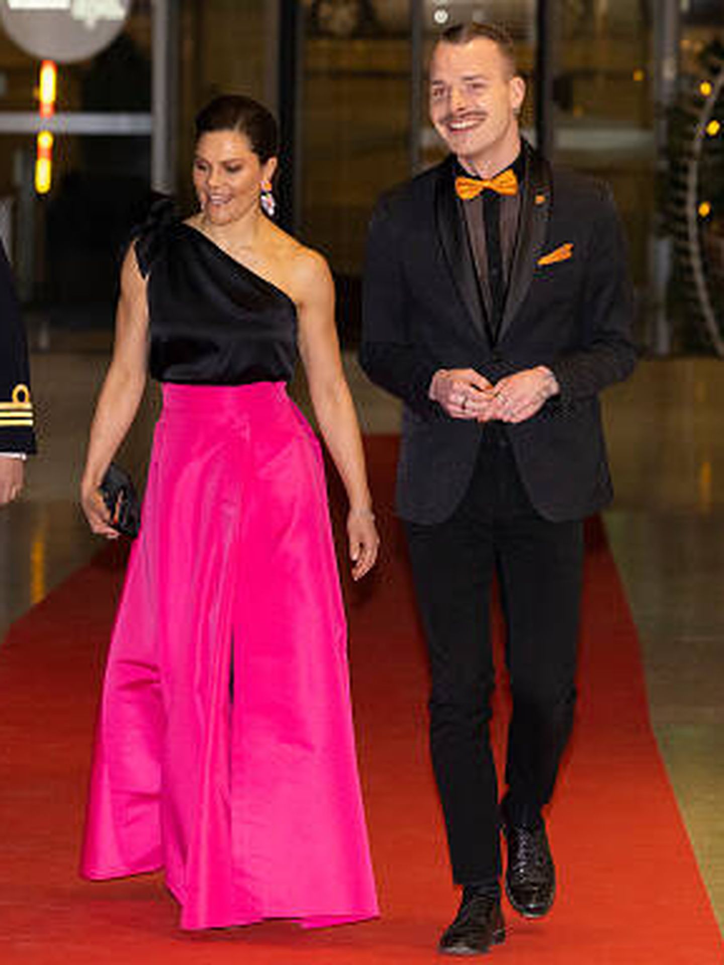 Victoria de Suecia, con su falda rosa de H&M. (Getty)